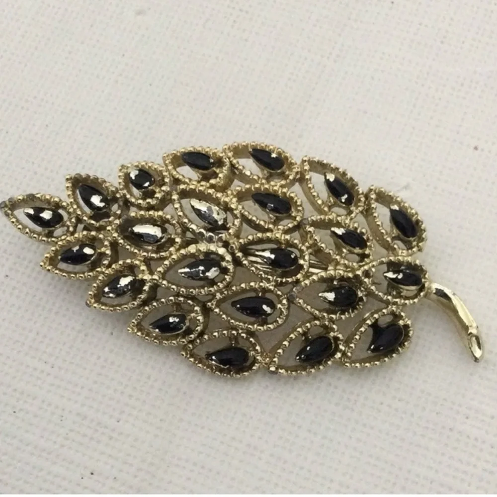 Vintage GERRYS Leaf Black Enameled Gold Tone Brooch Pin